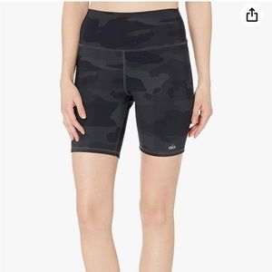 Alo 7” shorts in black camo